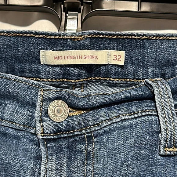 Levi's denim mid length shorts size 32 with 3 1/2" inseam - Picture 3 of 3